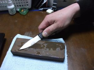 【必見】切れ味を復活させる正しいアウトドアナイフの研ぎ方解説！「研ぎ方実演」編